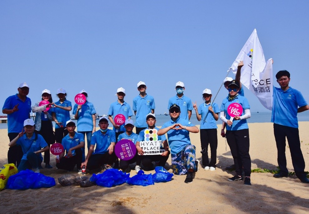 三亚中心凯悦嘉轩酒店与三亚环保协会联合开展世界地球日净滩活动
