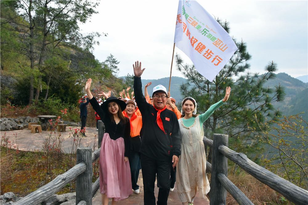 第六届长江三峡（巫山）李花节火热进行中，健康运动项目大受欢迎