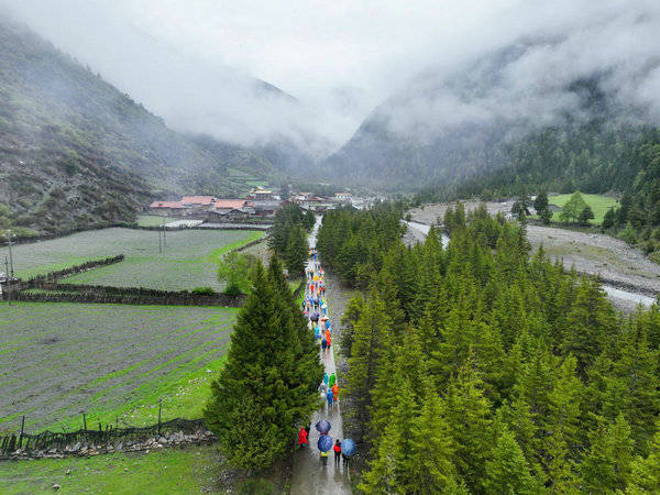 松潘2025第三届岷山雪宝顶冰雪登山节盛大启幕