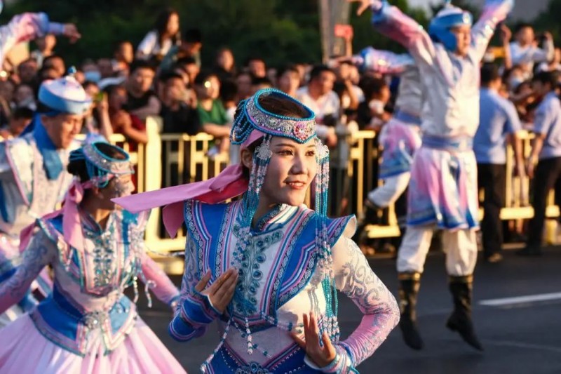 神兽踏云、风神起舞！泰名尔花车“破壁”出巡，赤峰绽放文化瑰宝