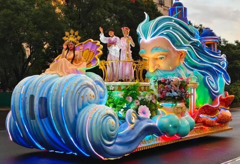 神兽踏云、风神起舞！泰名尔花车“破壁”出巡，赤峰绽放文化瑰宝