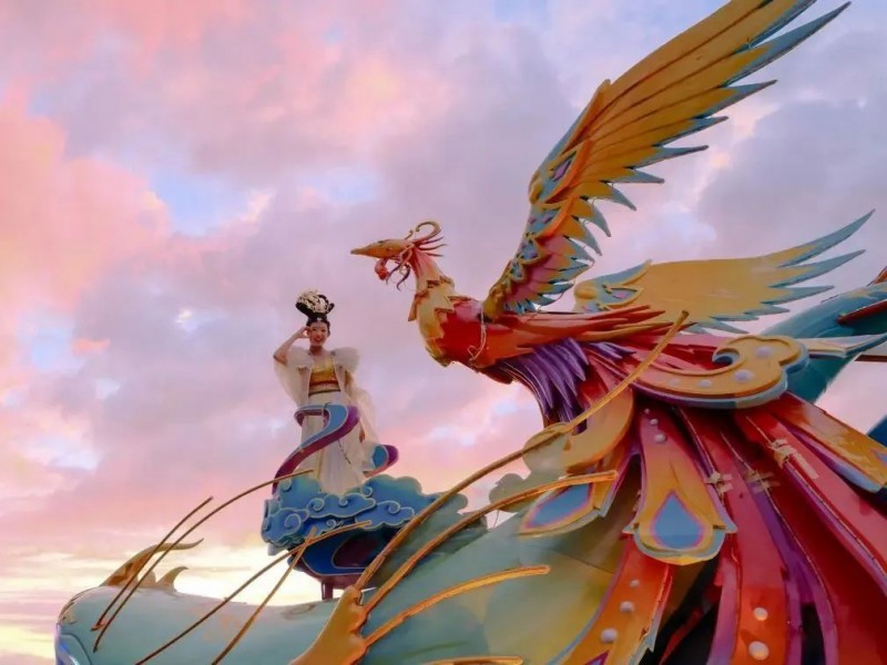 神兽踏云、风神起舞！泰名尔花车“破壁”出巡，赤峰绽放文化瑰宝