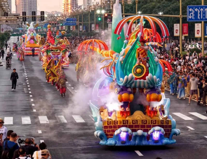 神兽踏云、风神起舞！泰名尔花车“破壁”出巡，赤峰绽放文化瑰宝