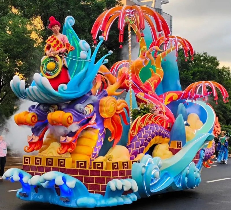 神兽踏云、风神起舞！泰名尔花车“破壁”出巡，赤峰绽放文化瑰宝