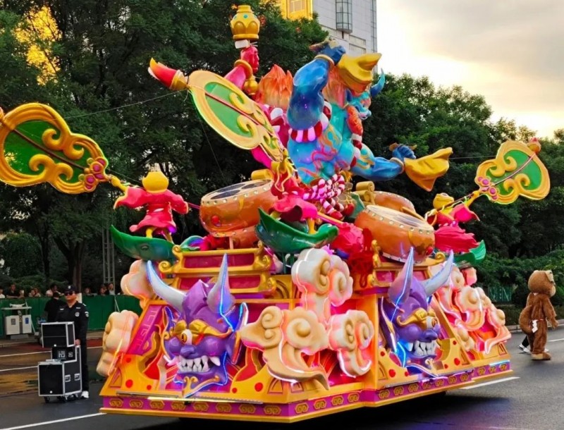 神兽踏云、风神起舞！泰名尔花车“破壁”出巡，赤峰绽放文化瑰宝
