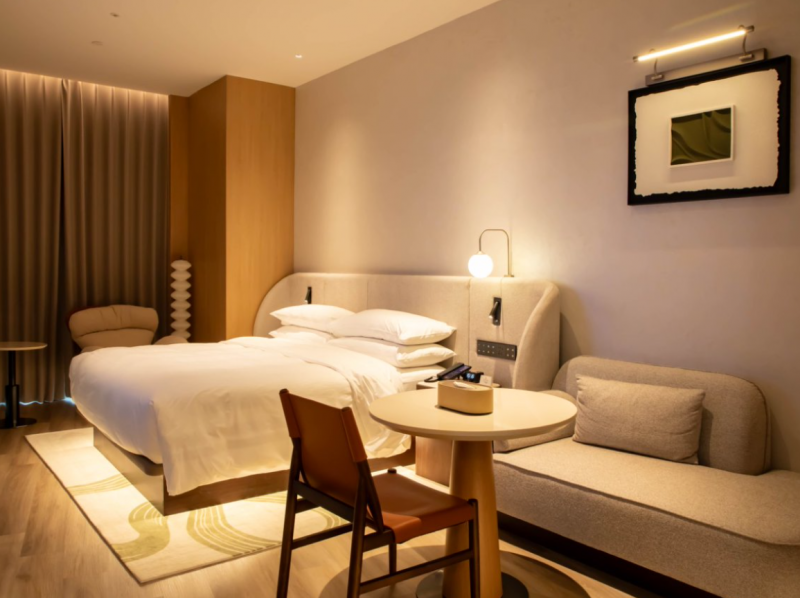 从“卖房间”到“卖体验”：一场智慧化改造如何让传统酒店重获新生