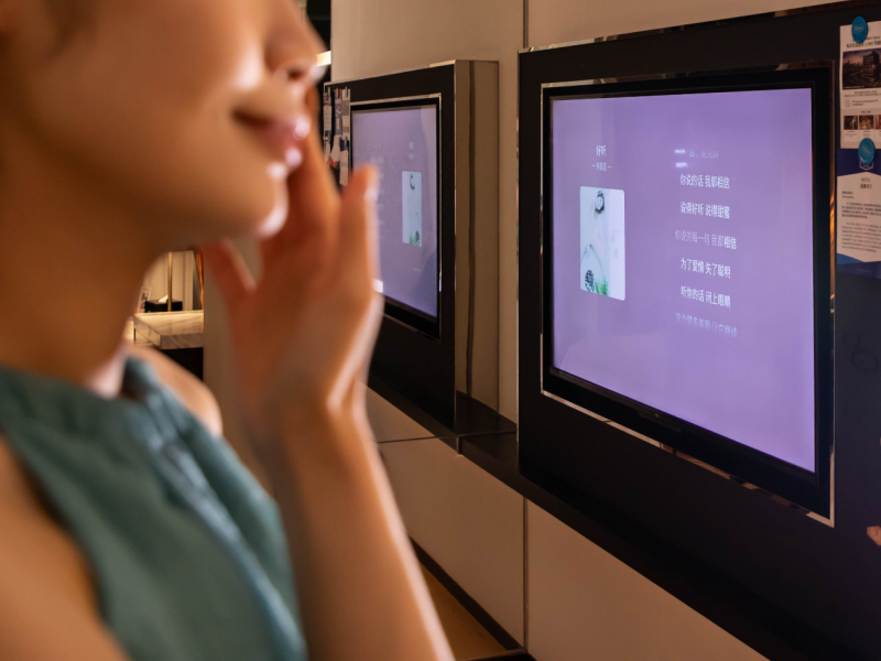 一语开启圣诞专属场景，智慧酒店为住客打造沉浸式节日氛围