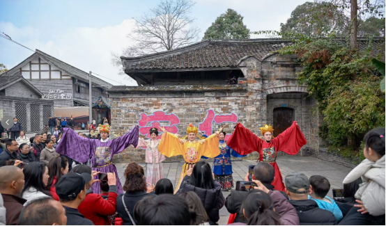 安仁古镇张灯结彩迎新春：百年公馆里体验沉浸式年味，古镇市集中邂逅热闹中国年